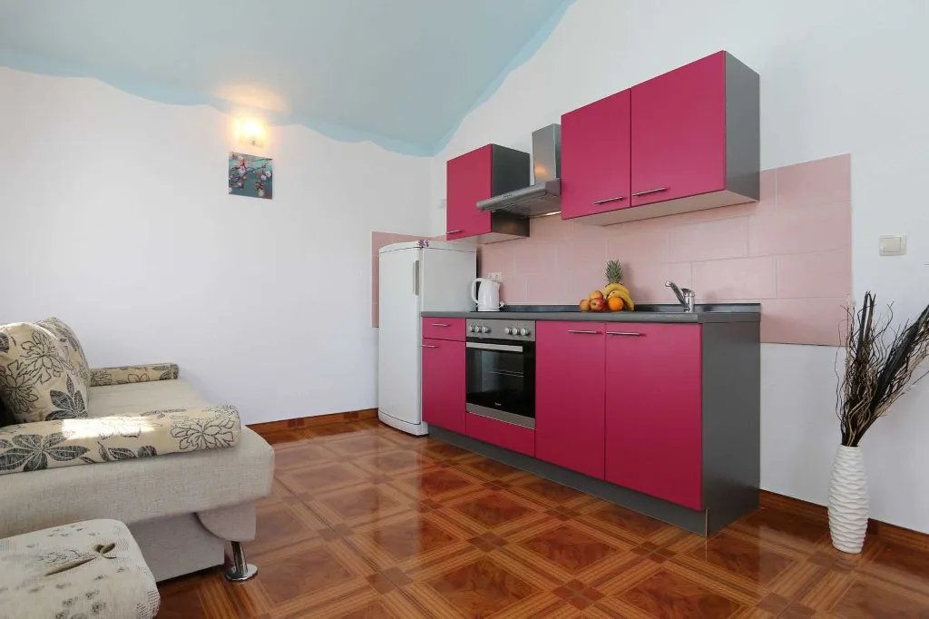 Polje Apartment for Up to 5 Guests with Sea View