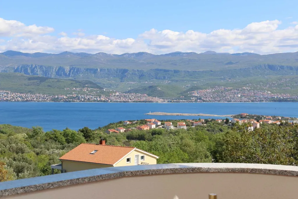 Polje Apartment for Up to 5 Guests with Sea View