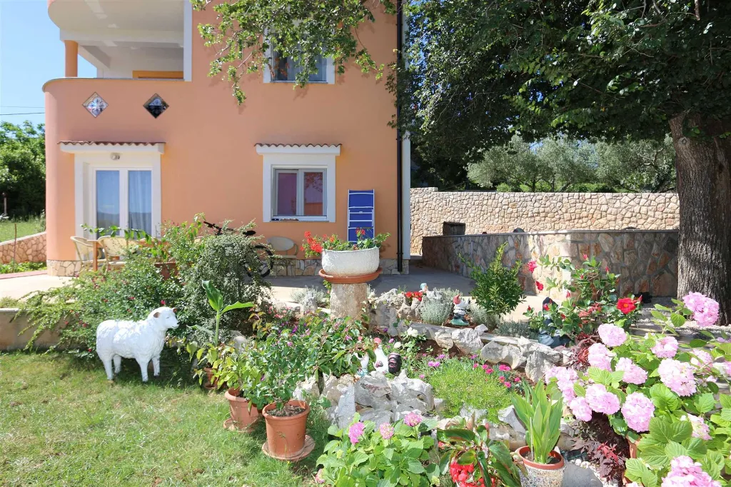 Polje Apartment for Up to 5 Guests with Sea View