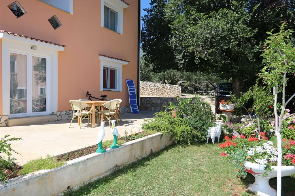 Polje Apartment for Up to 5 Guests with Sea View