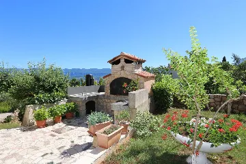 Apartment in Polje for Up to 5 Guests