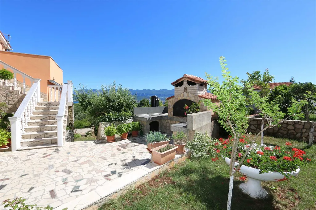Apartment in Polje for Up to 5 Guests