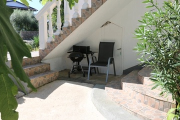 2-Bedroom Apartment in Šilo for Up to 5