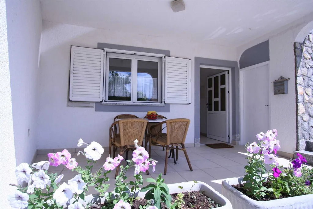 2-Bedroom Apartment in Šilo for 4 Guests
