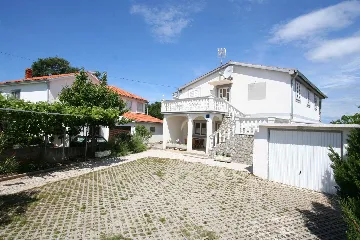 2-Bedroom Apartment in Šilo for 4 Guests