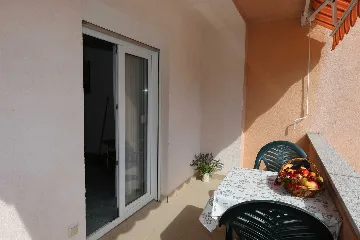 Apartment in Dobrinj for Up to 4 Guests