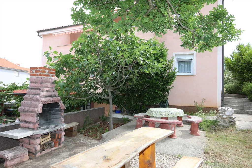 Apartment in Dobrinj for Up to 4 Guests