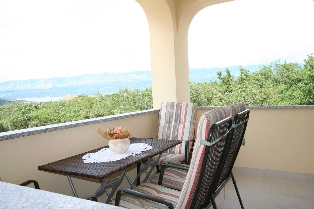 2-Bedroom Apartment in Klimno for Up to 5