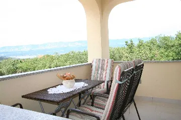 2-Bedroom Apartment in Klimno for Up to 5