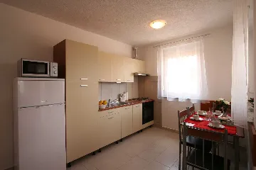 2-Bedroom Apartment in Klimno for Up to 5