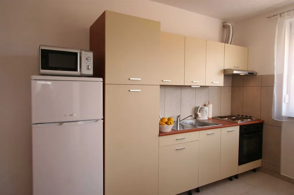 2-Bedroom Apartment in Klimno for Up to 5