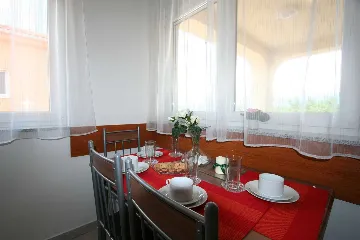 2-Bedroom Apartment in Klimno for Up to 5