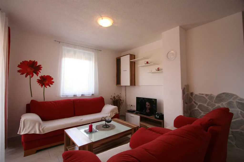 2-Bedroom Apartment in Klimno for Up to 5
