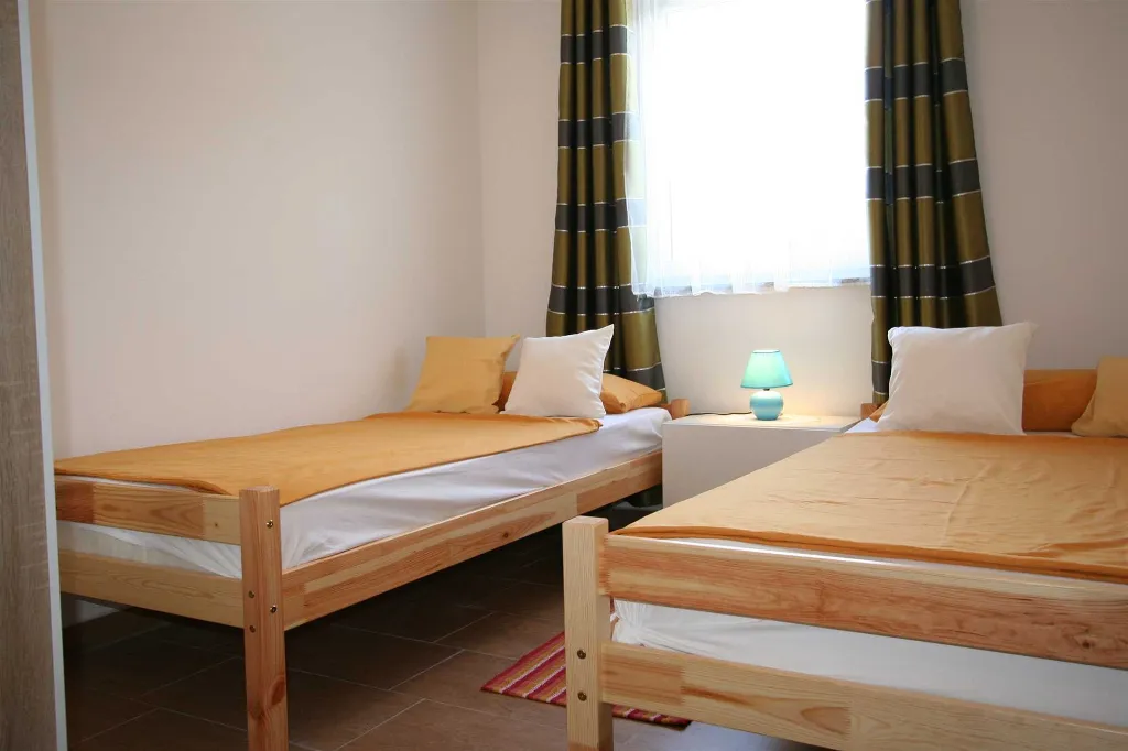 2-Bedroom Apartment in Klimno for Up to 5