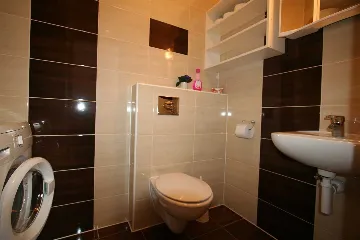 2-Bedroom Apartment in Klimno for Up to 5