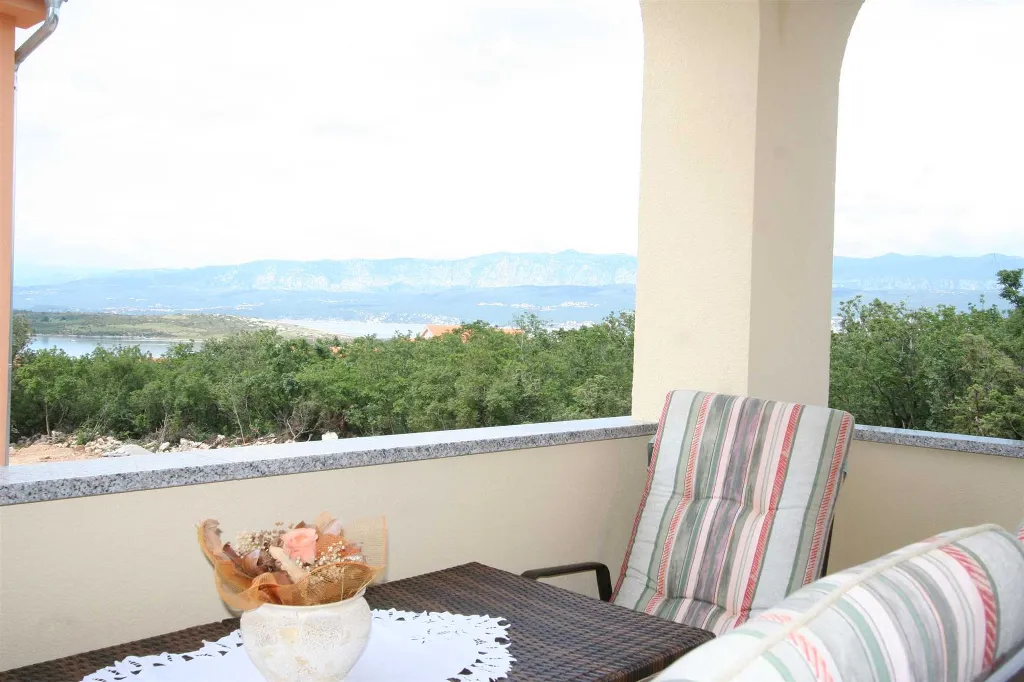 2-Bedroom Apartment in Klimno for Up to 5