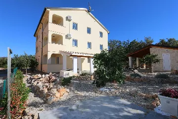 2-Bedroom Apartment in Klimno for Up to 5
