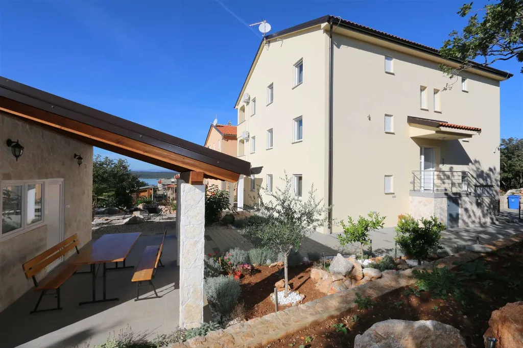 2-Bedroom Apartment in Klimno for Up to 5