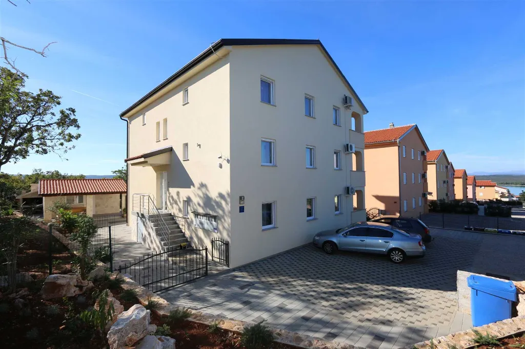 2-Bedroom Apartment in Klimno for Up to 5