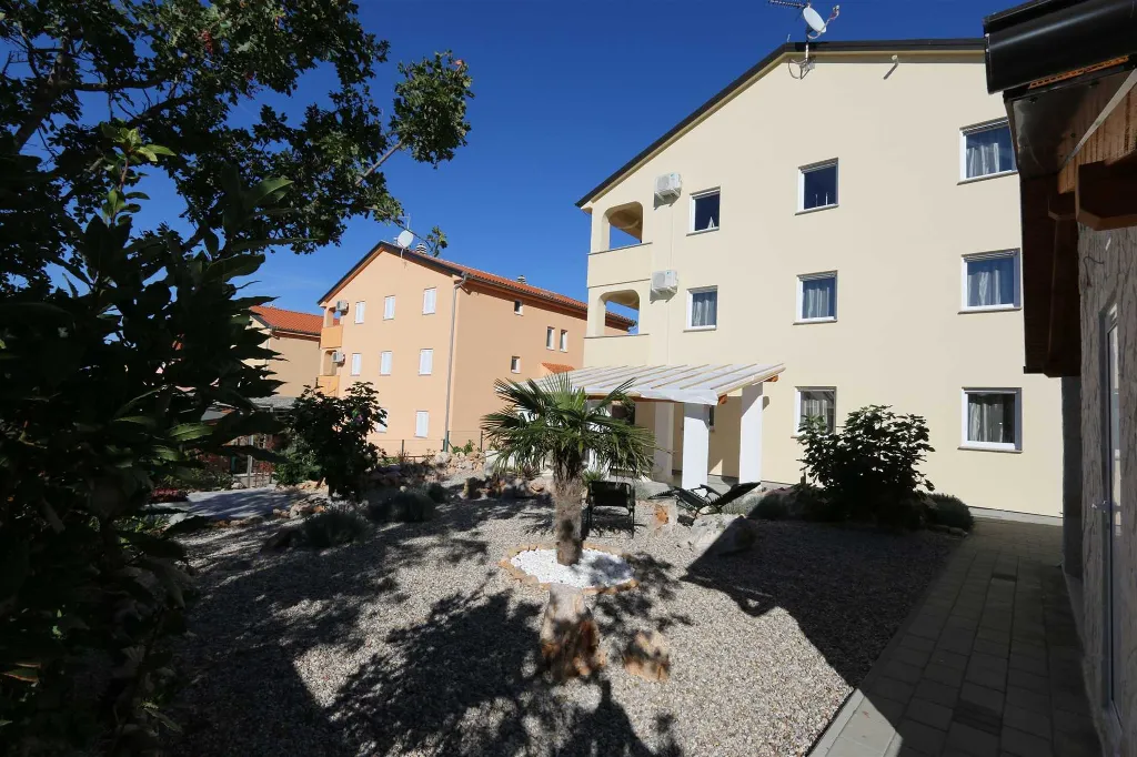 2-Bedroom Apartment in Klimno for Up to 5