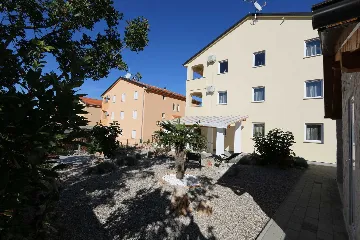 2-Bedroom Apartment in Klimno for Up to 5