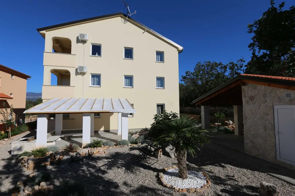 2-Bedroom Apartment in Klimno for Up to 5
