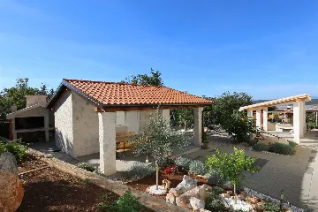 2-Bedroom Apartment in Klimno for Up to 5