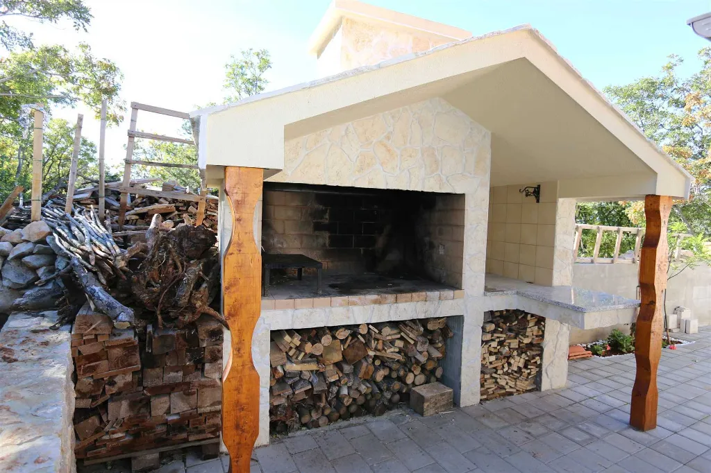 2-Bedroom Apartment in Klimno for Up to 5