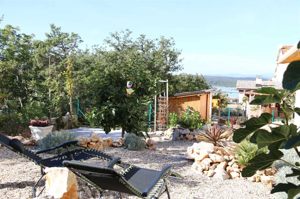 2-Bedroom Apartment in Klimno for Up to 5