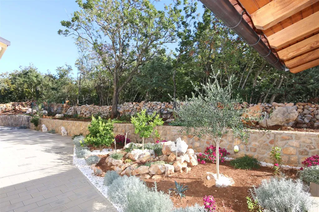 2-Bedroom Apartment in Klimno for Up to 5