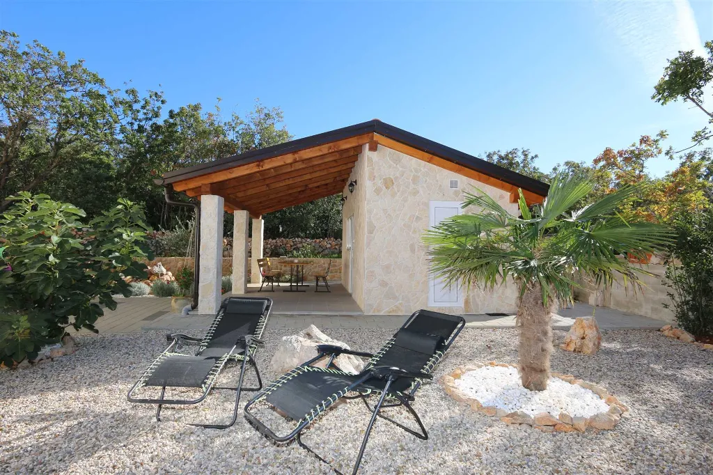 2-Bedroom Apartment in Klimno for Up to 5