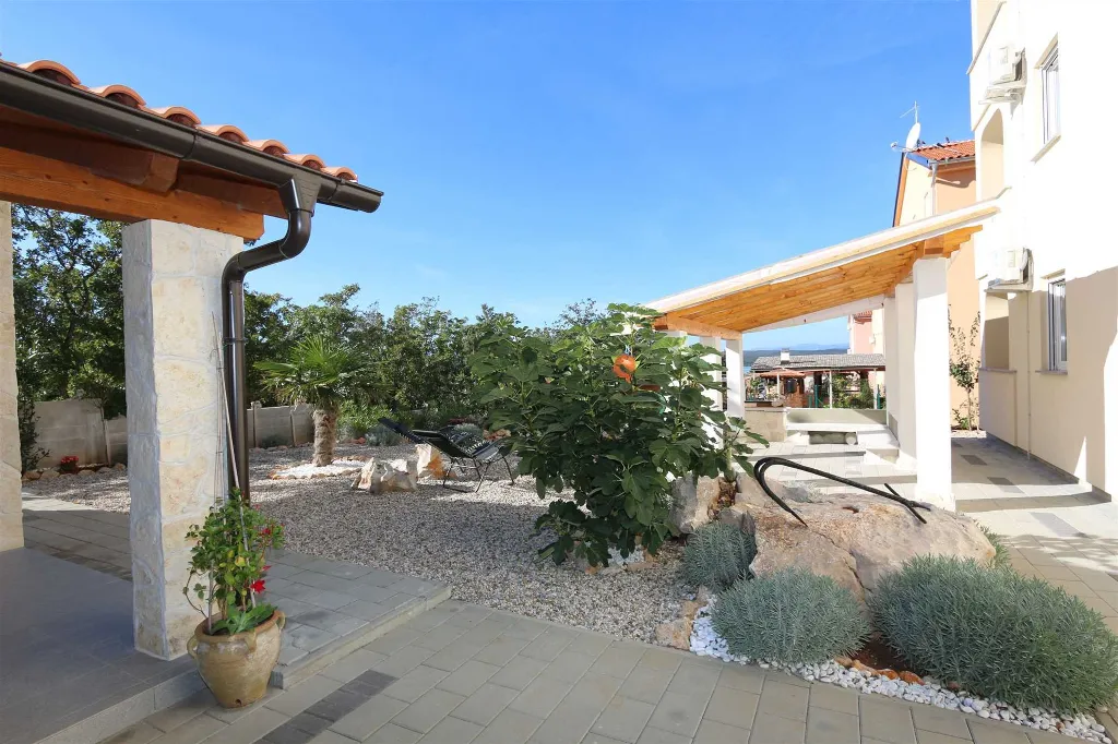 2-Bedroom Apartment in Klimno for Up to 5