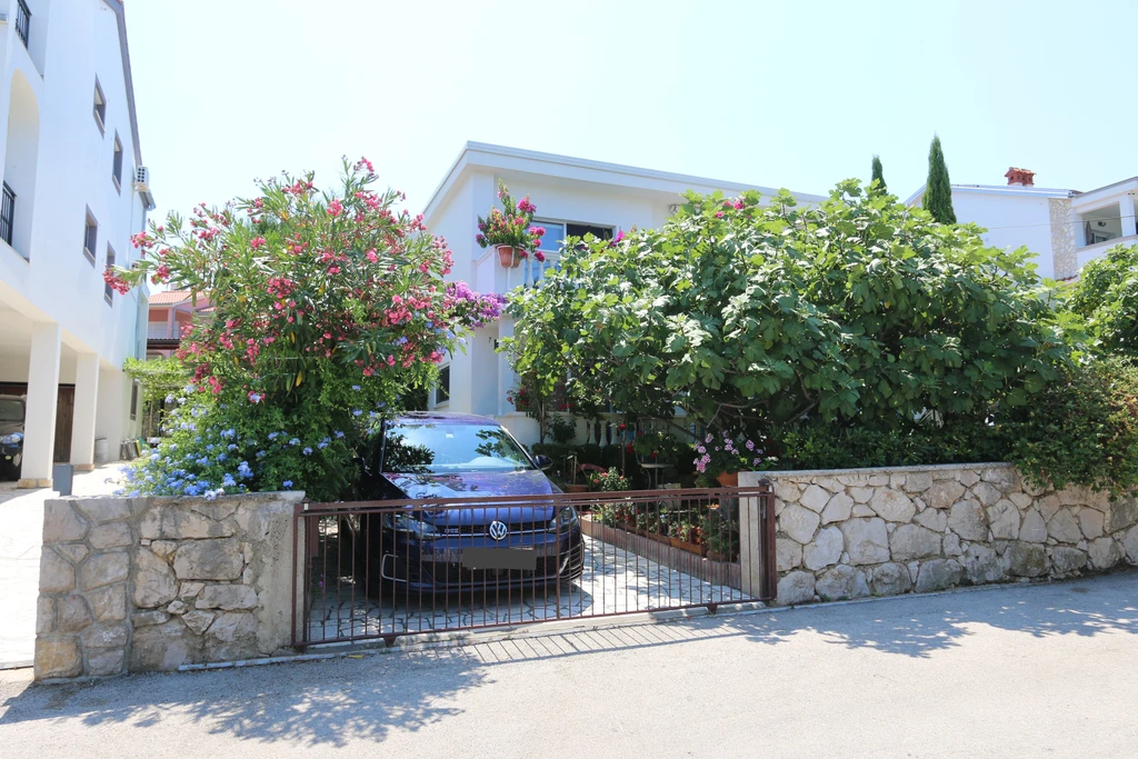 Spacious 2-Bedroom Apartment in Šilo for 5