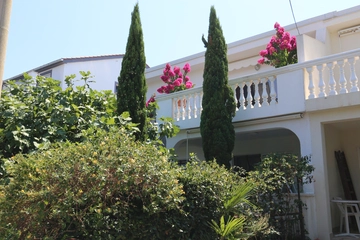 Spacious 2-Bedroom Apartment in Šilo for 5