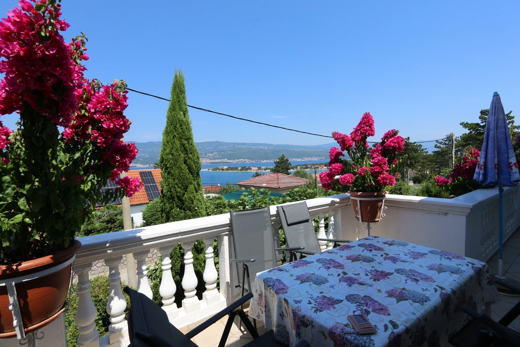 Spacious 2-Bedroom Apartment in Šilo for 5