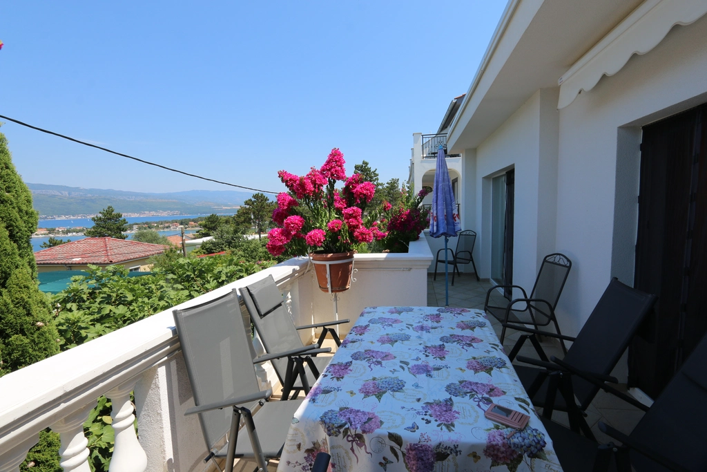 Spacious 2-Bedroom Apartment in Šilo for 5