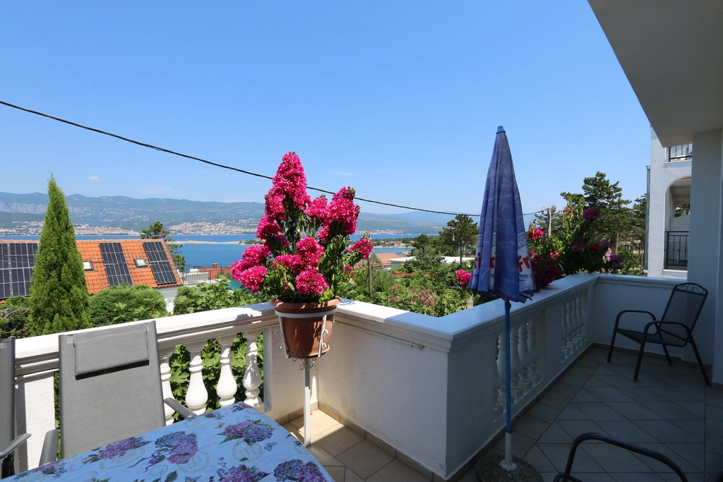 Spacious 2-Bedroom Apartment in Šilo for 5