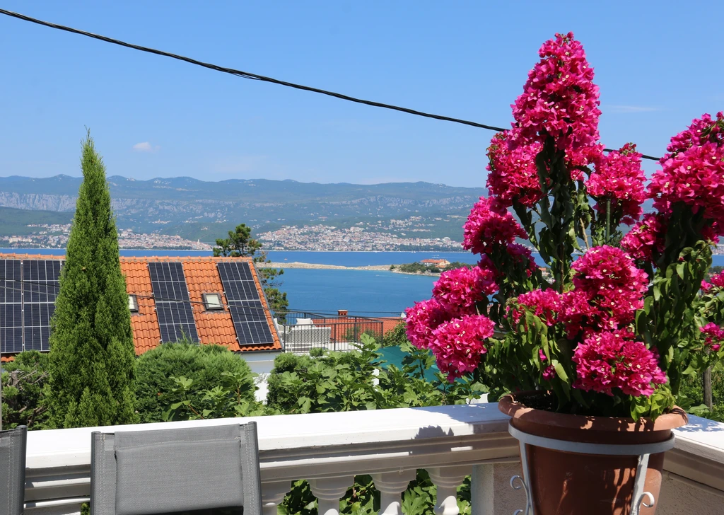 Spacious 2-Bedroom Apartment in Šilo for 5