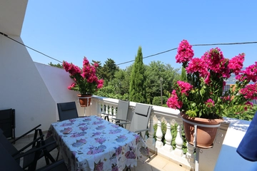 Spacious 2-Bedroom Apartment in Šilo for 5