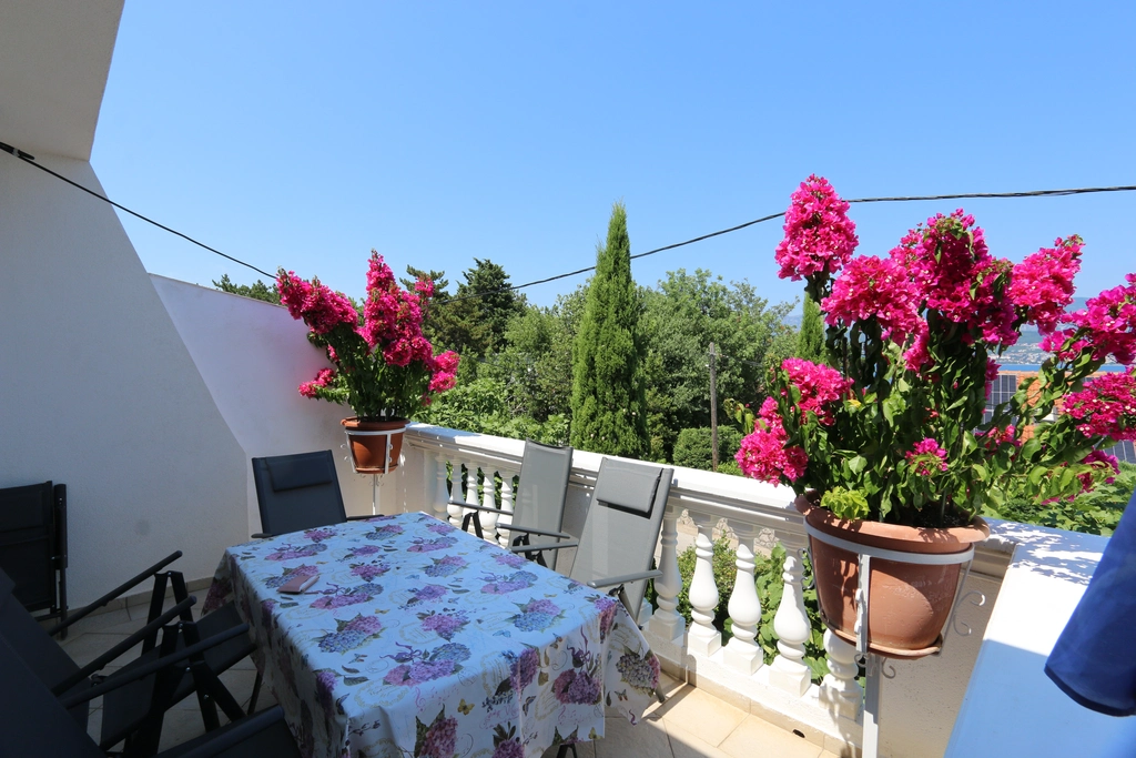 Spacious 2-Bedroom Apartment in Šilo for 5