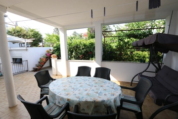 Spacious 2-Bedroom Apartment in Šilo for 5