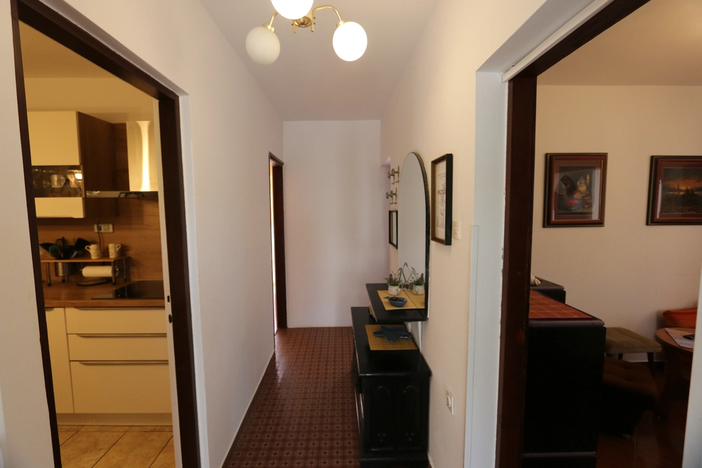 Spacious 2-Bedroom Apartment in Šilo for 5