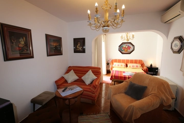 Spacious 2-Bedroom Apartment in Šilo for 5