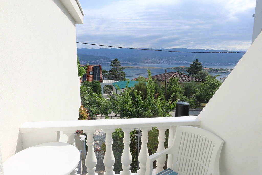 Spacious 2-Bedroom Apartment in Šilo for 5