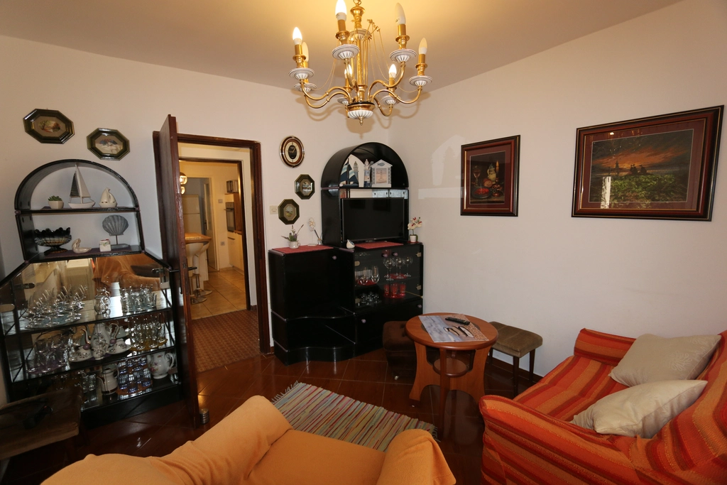 Spacious 2-Bedroom Apartment in Šilo for 5