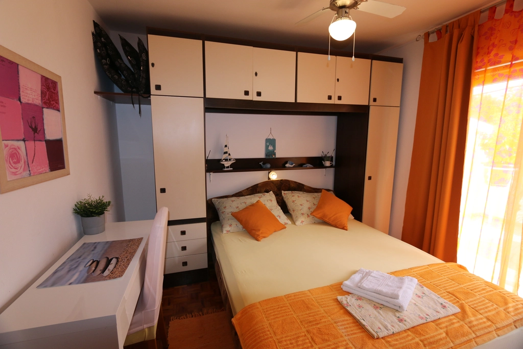 Spacious 2-Bedroom Apartment in Šilo for 5