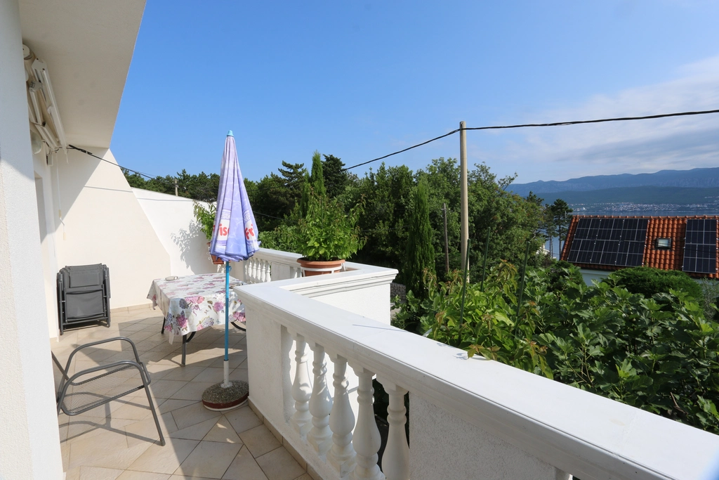 Spacious 2-Bedroom Apartment in Šilo for 5