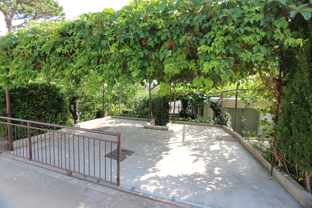 Spacious 2-Bedroom Apartment in Šilo for 5