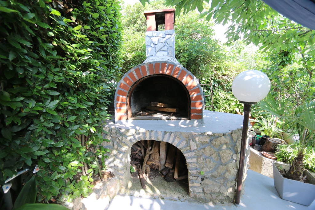 Spacious 2-Bedroom Apartment in Šilo for 5