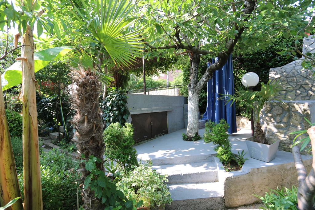 Spacious 2-Bedroom Apartment in Šilo for 5